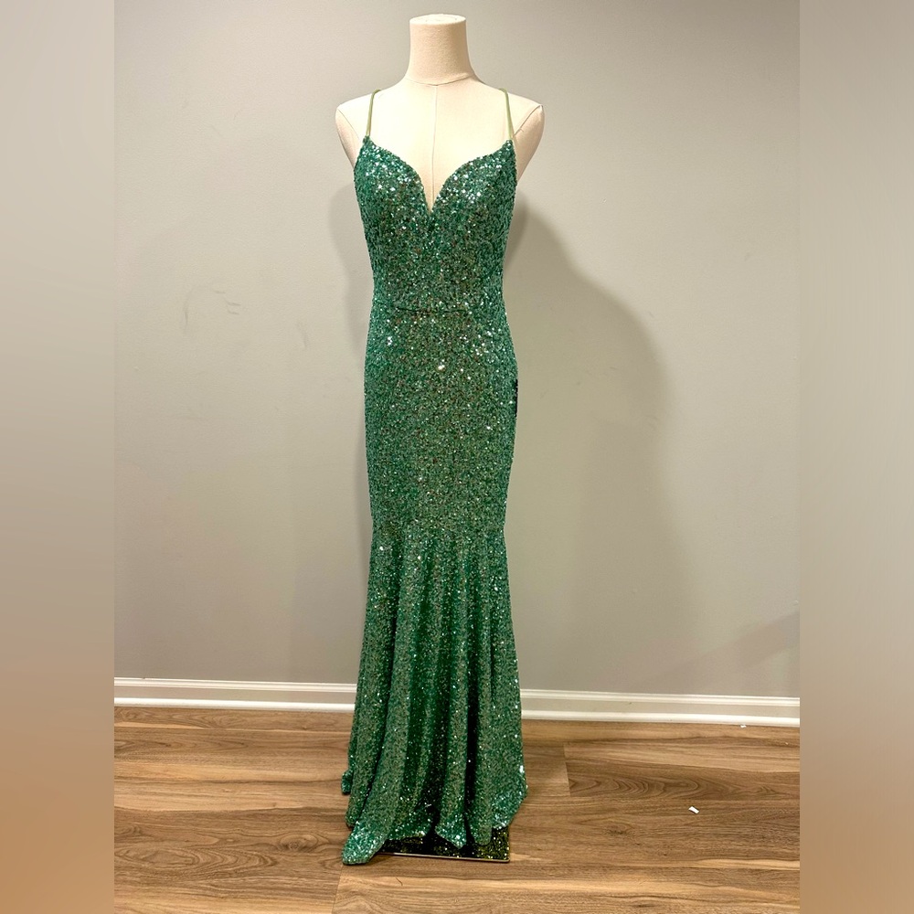 Green sequin dress w/ straps. Special occasion•prom•pageant. Size M. NWT